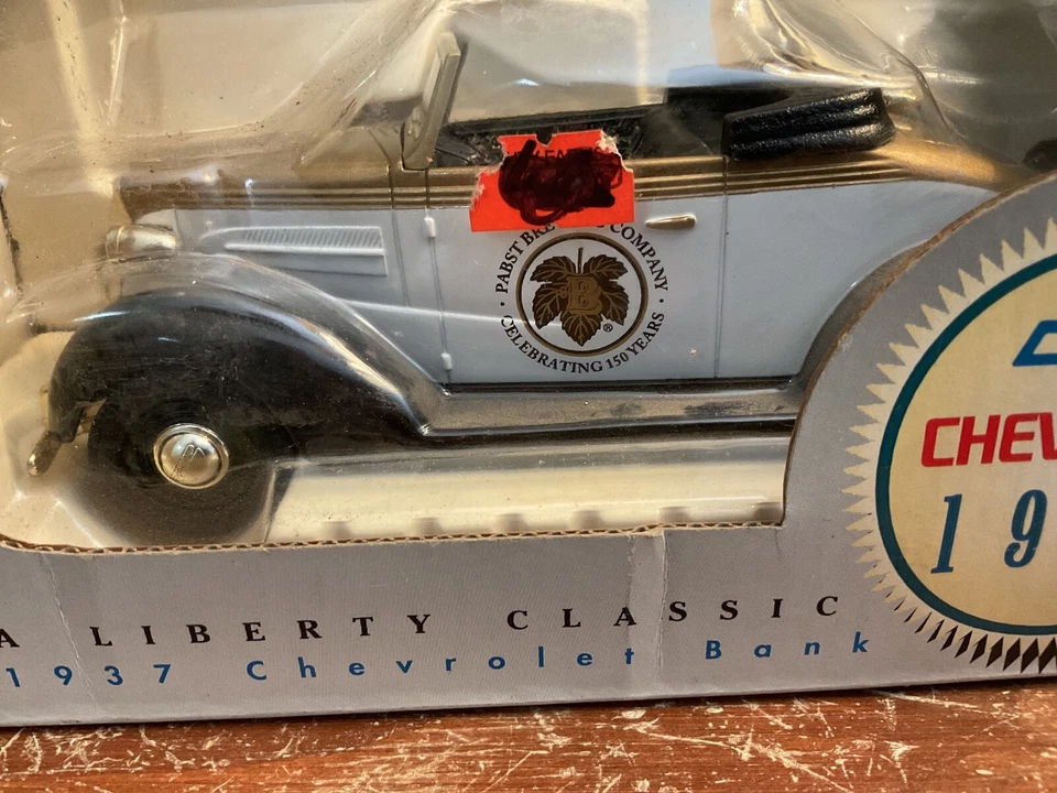 Banco fundido a presión Liberty Classic 1937 Chevrolet Pabst Brewing Company Foto 3 de 4