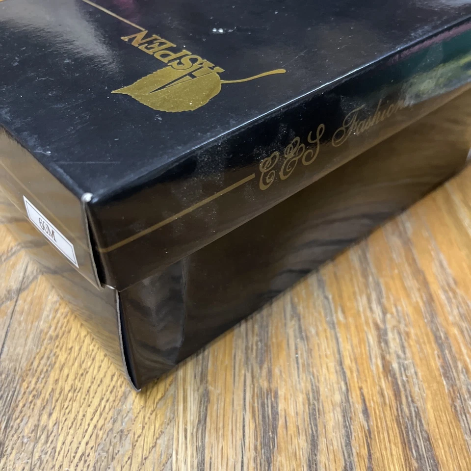 Aspen Wig Short Curly C- 133 Carolyn Color 60M Pearly White NWT In box - Image 3 of 4