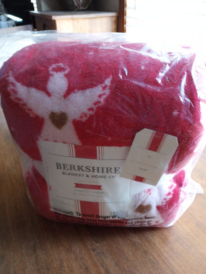 NWT NEW Berkshire Blanket Throw 60 x 80 Queen Valentines Gift  Angels Hearts Red
