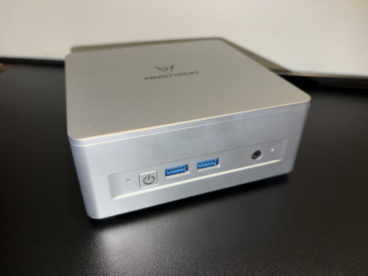 MINISFORUM UM870 Slim Mini PC AMD Ryzen 7 8745H Radeon 780M