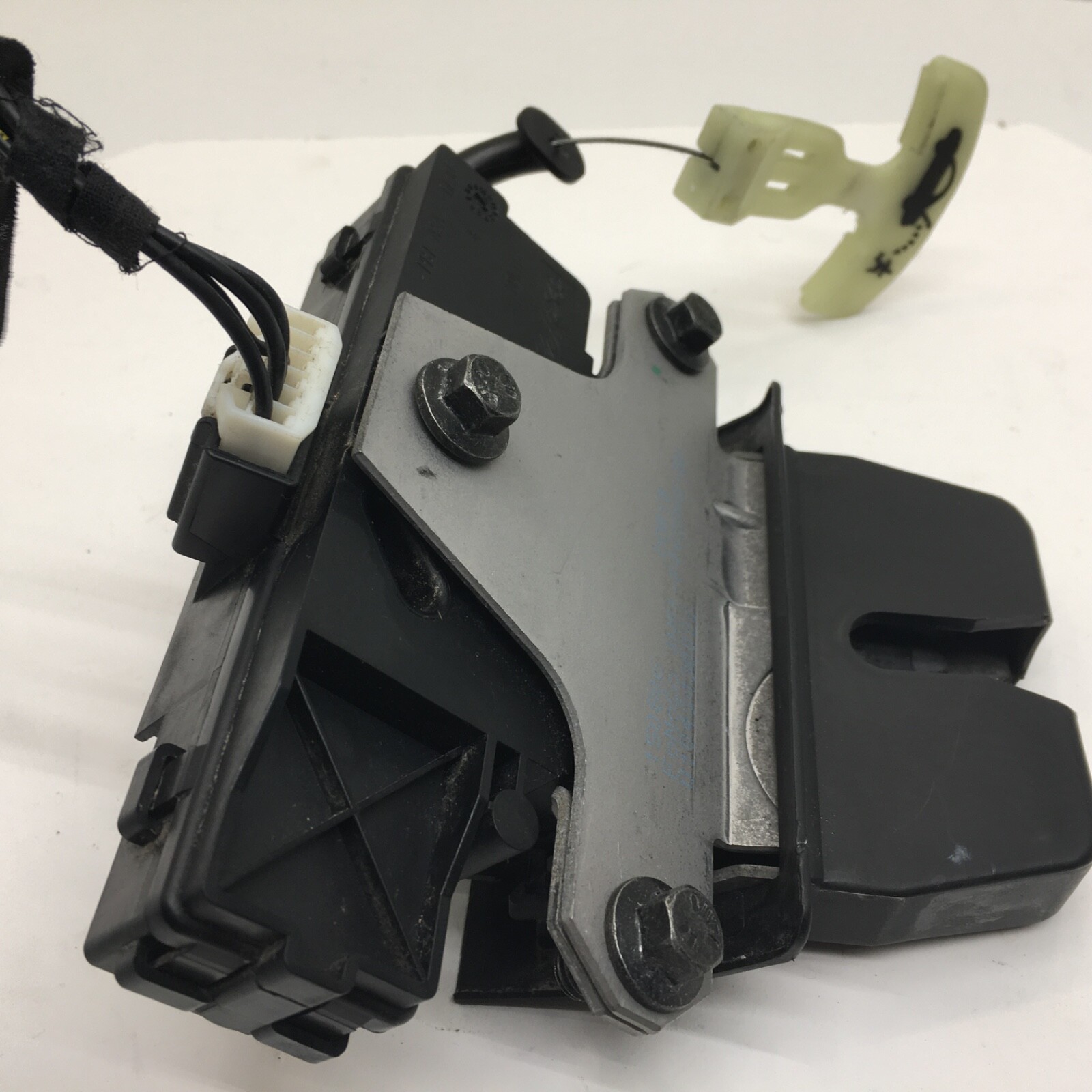 2005 2011 Volvo S40 Trunk Latch Lid Lock Actuator Assembly 31276697