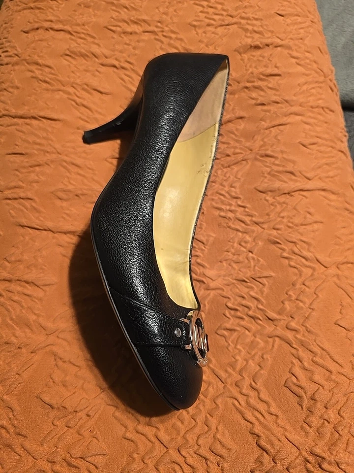 Zapatos de salón Michael Kors de cuero negros con logotipo plateado punta redonda tacones de gatito S 7 1/2  Foto 4 de 4