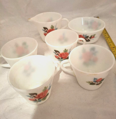 Vintage JAJ Pyrex Cottage Rose Milchglas zwei Tassen eine Untertasse und flache Schüssel