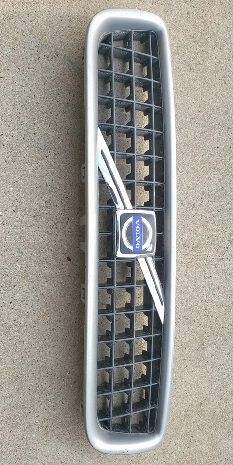 Used S60R V70R Front Upper Grill 8659018 Volvo 04 05 06 07 2004 2005 2006 2007 - Image 2 of 4