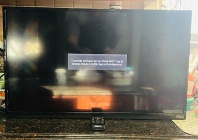 Vizio 32  Black 720 LED TV / Remote / Model: D32hn-E0 / No Legs
