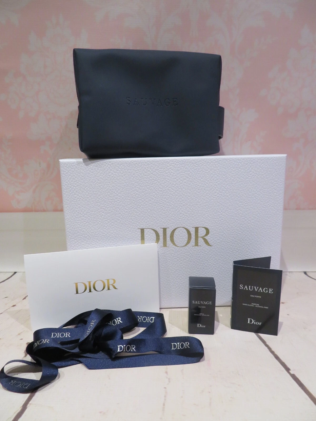 Trousse de toilette Dior Sauvague avec boite cadeau et miniature parfum Sauvage NEUF