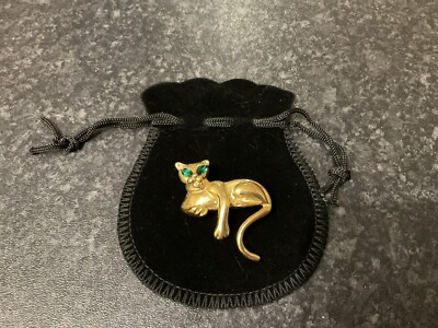 Preloved Vintage Brosche grünäugig liegend Katze in goldfarbenem Metall, Geschenk 4 cm