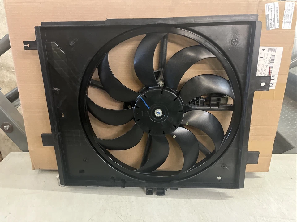 Cubierta del ventilador de refrigeración del radiador Nissan Versa 2011 OEM. Nuevo en caja Foto 3 de 4