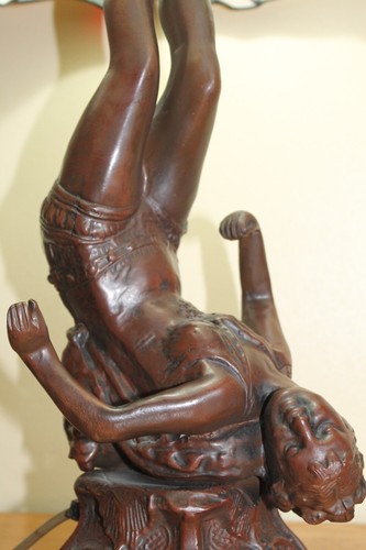 Tiffany style lamp with heavy bronze figurative base - Picture 11 of 16