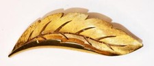 Vintage Signed TRIFARI CROWN Gold tone Textured CURLED LEAF of TREE Pin Brooch