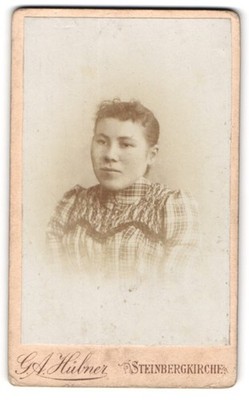 Fotografie G. A. Hübner, Steinbergkirche, Junge Dame im karierten Kleid 