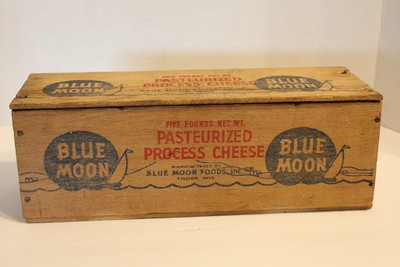 Vintage Mid Century 5 lb. Blue Moon Wooden Cheese Box with Original Cover