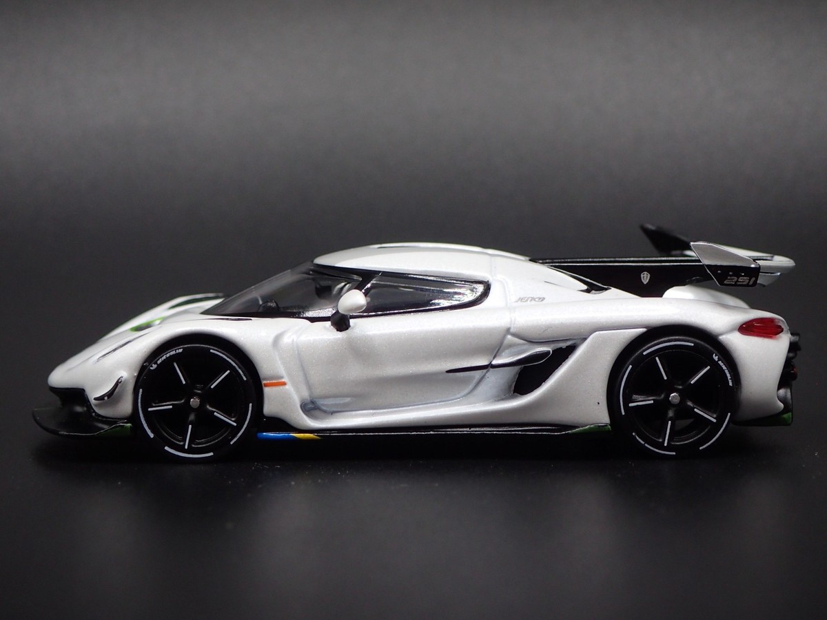 2021-2025 KOENIGSEGG JESKO ATTACK SUPER CAR 1:64 SCALE DIORAMA