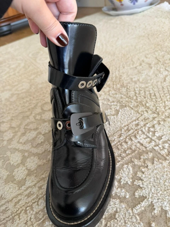 Botas de tornozelo Balenciaga Ceinture recortadas em couro envernizado preto, ferragem prata - Imagem 3 de 4