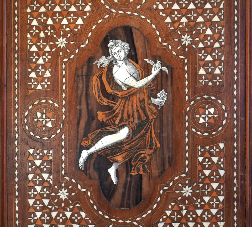 Increíble gabinete italiano del siglo XIX con incrustaciones con diseño figurativo 2 puertas/4 cajones Foto 4 de 4