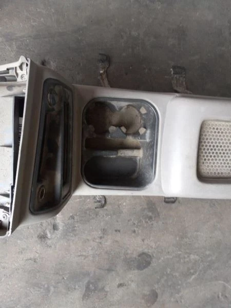 Console Front Classic Style Floor Opt UK6 03-07 GMC Sierra 1500 PICKUP 88986682 - Image 3 of 4