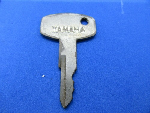 Vintage Honda, Yamaha Motorcycle keys and a Toyota car key - Picture 4 of 5