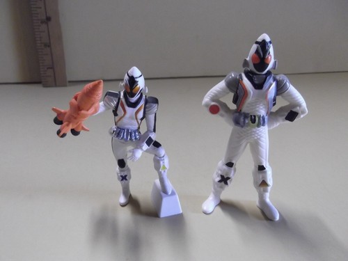 #A874 Unknown Anime 4"in & 3.5"in Masked Pointy Head Figures White Uniform - Afbeelding 3 van 7