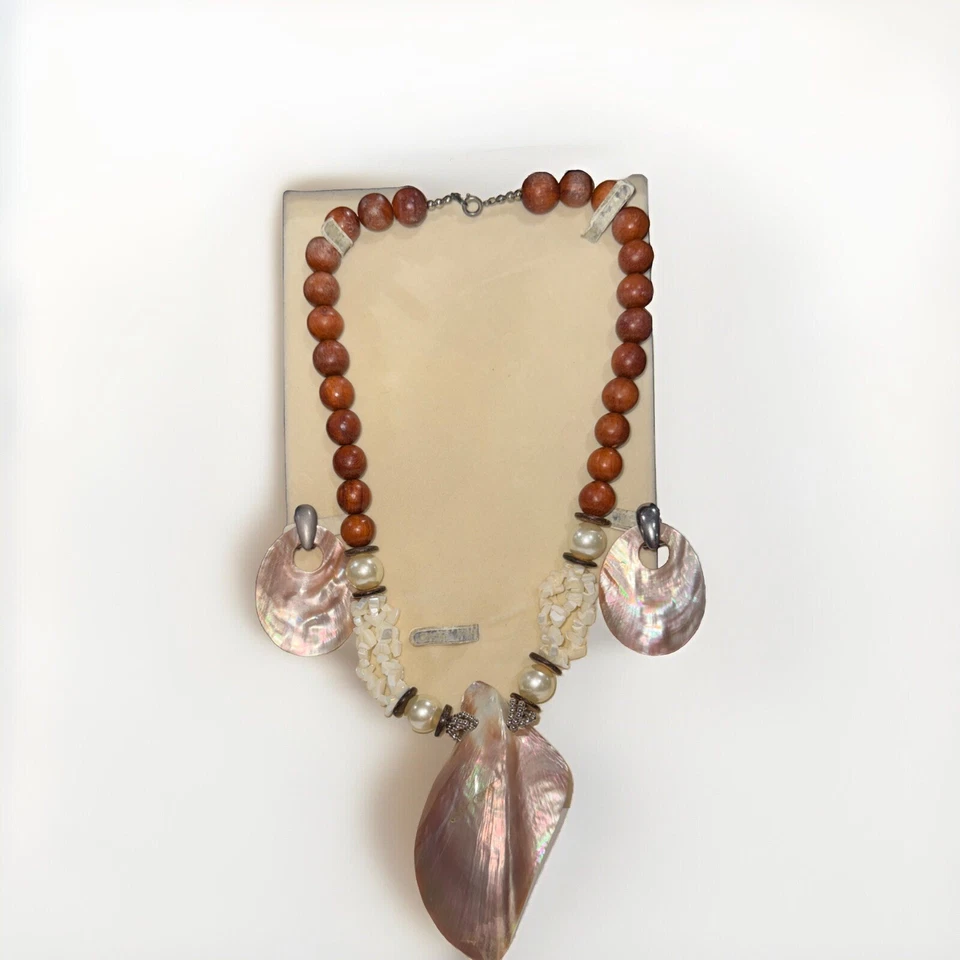 SHELL AND MOTHER OF PEARL WOOD PENDANT NECKLACE 18" LONG & EARRINGS SET VINTAGE - Image 4 of 4