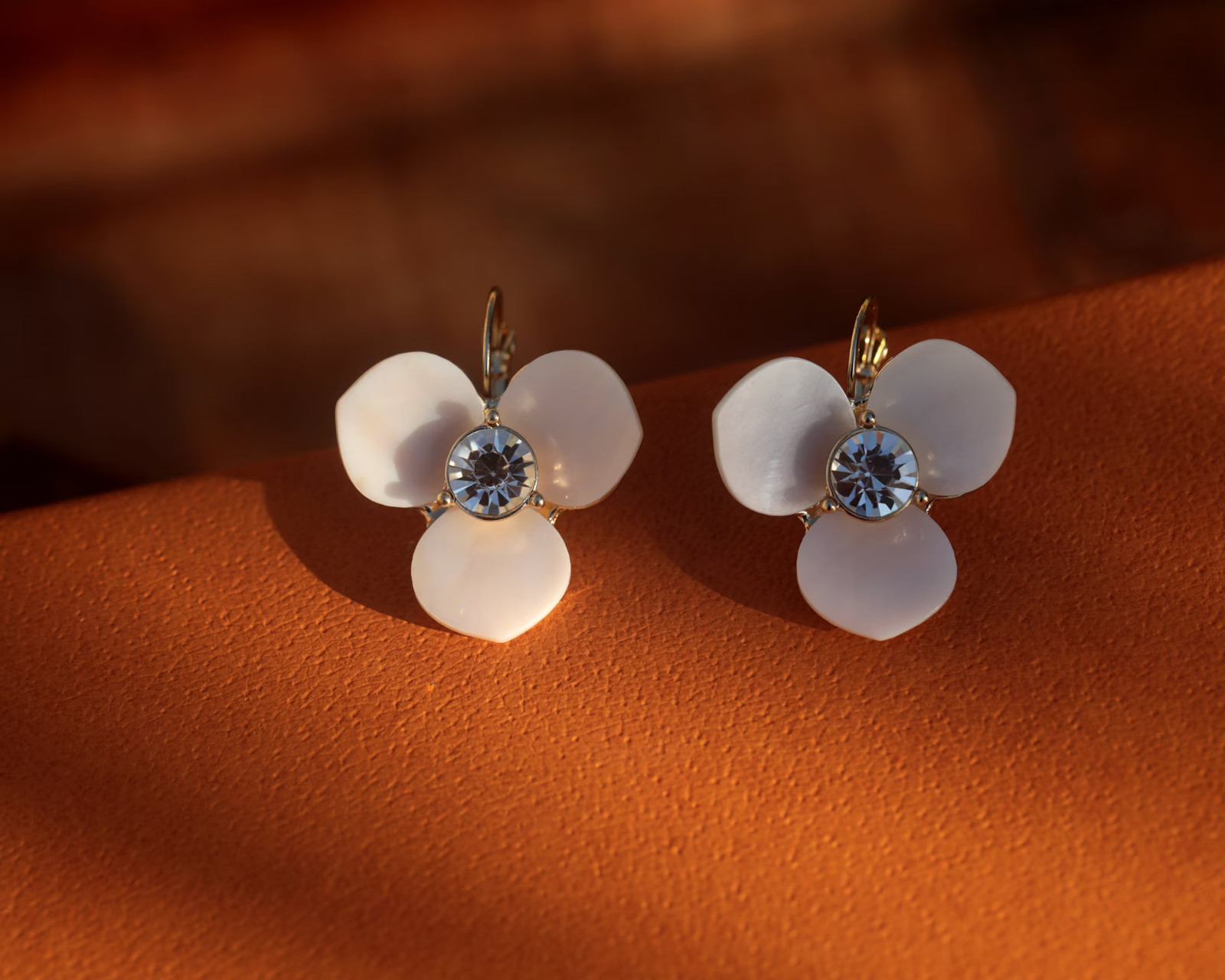 Boucles d'oreilles dormeuses grosse fleur nacre blanche pour robe - 3
