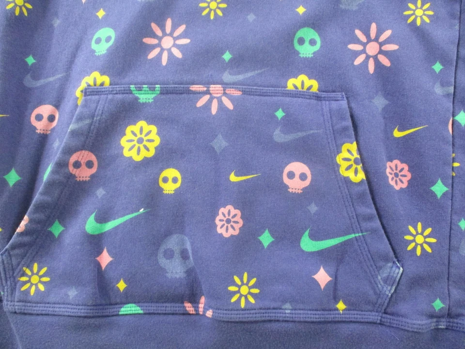 Pulôver Nike com capuz juvenil XL roxo estampa total caveira flor Swoosh lã - Imagem 2 de 4