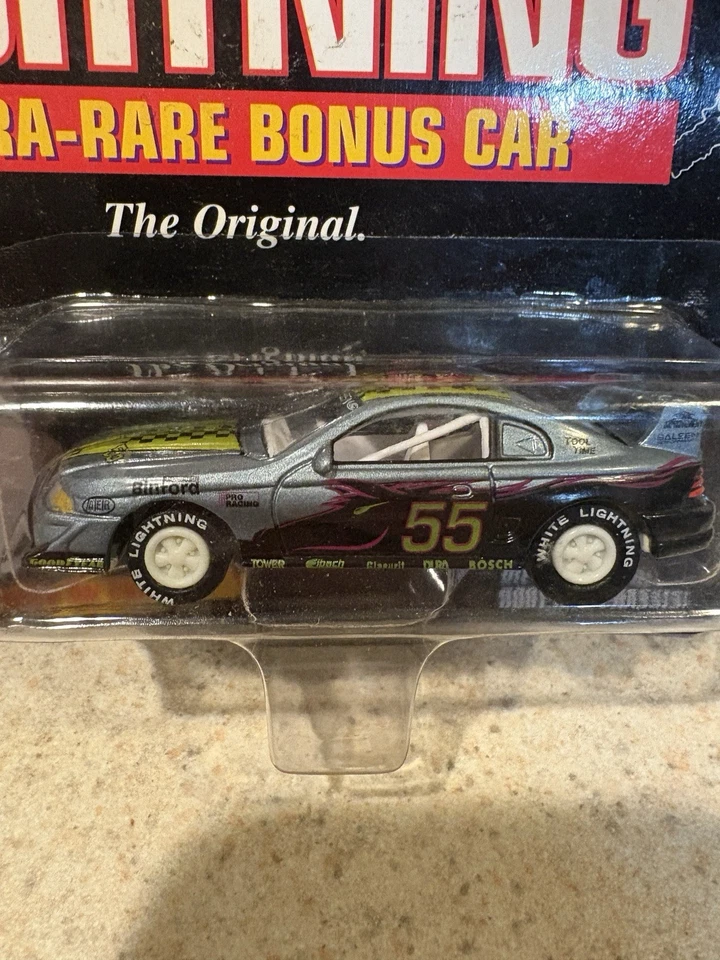 Ford Mustang Racer 1996 White Lightning Johnny Lightning Mustang Classics 1:64 Foto 2 de 4