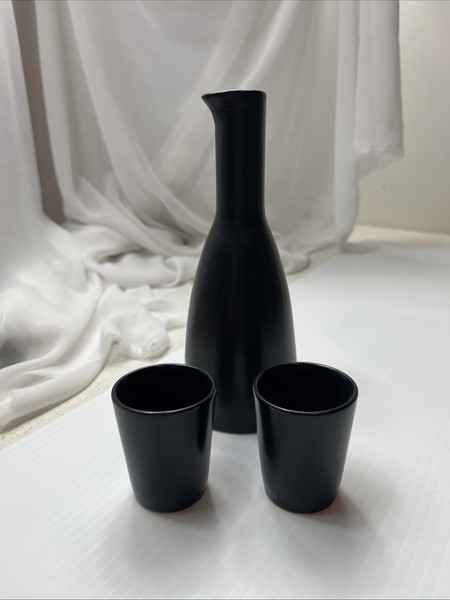 Juego de jarra de sake japonés de cerámica negra/marrón mate World Market con 2 tazas