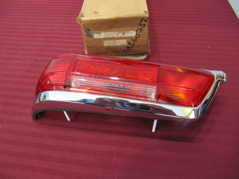 Lente de lámpara de luz trasera izquierda NOS Mercedes-Benz W111 250SE 280SE cupé descapotable Foto 3 de 4