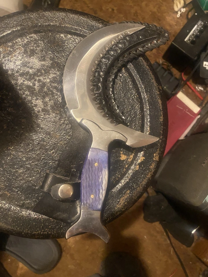 Cuchillo de hoja Crescent Moon con mango texturizado para uso en exteriores Foto 2 de 2