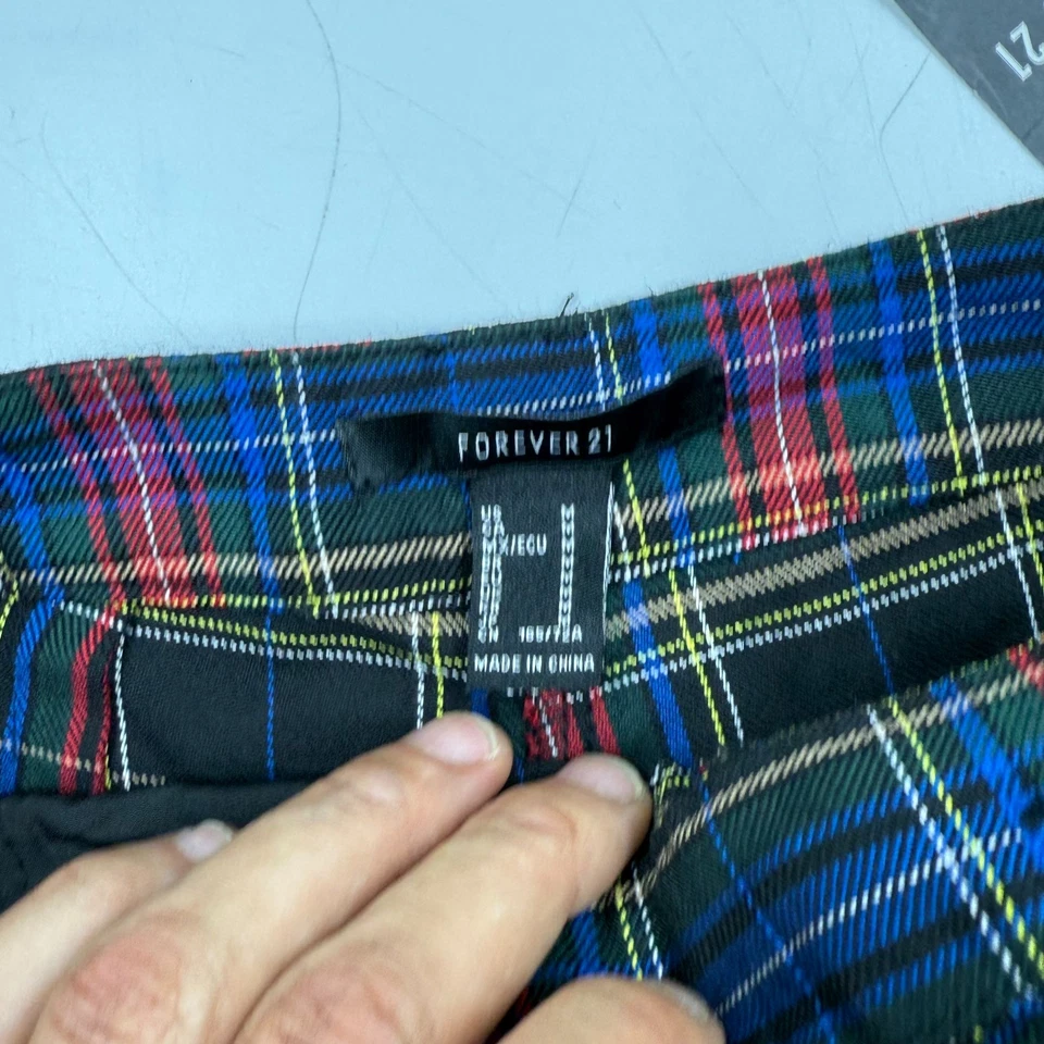 Pantalones cargo Forever 21 para mujer a cuadros talla M negros rojos azules poliéster calce relajado Foto 4 de 4