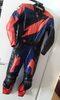 Lederkombi Dainese Gr. 46 2 Teiler Knieschleifer schwarz rot blau