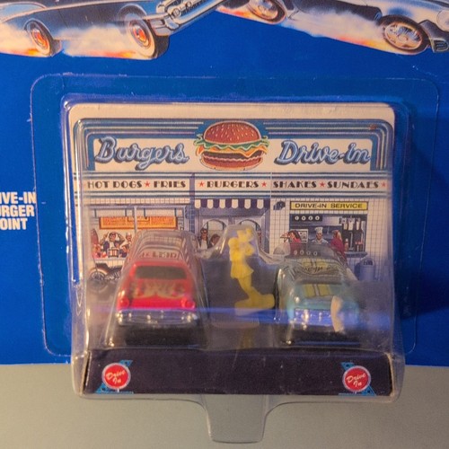 Hot Wheels Mini Race 'N Show Drive-In Burger Joint Play Pack Mustang ...