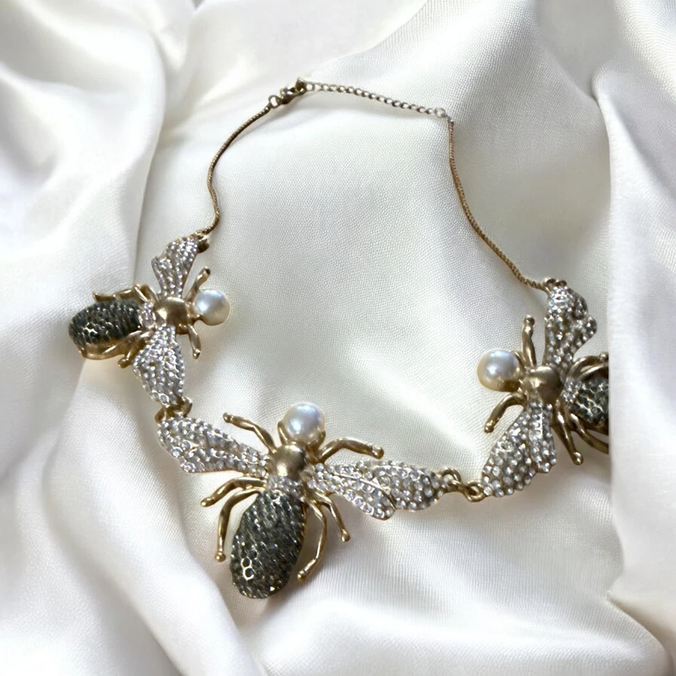 Bonito Collar Olivia Palermo x BaubleBar Art Deco Abejorro Distintivo Foto 3 de 3