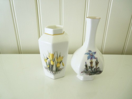 TWO FINE VINTAGE ROYAL WORCESTER SMALL VASES BLUE AND YELLOW FLOWERS - Picture 8 of 9