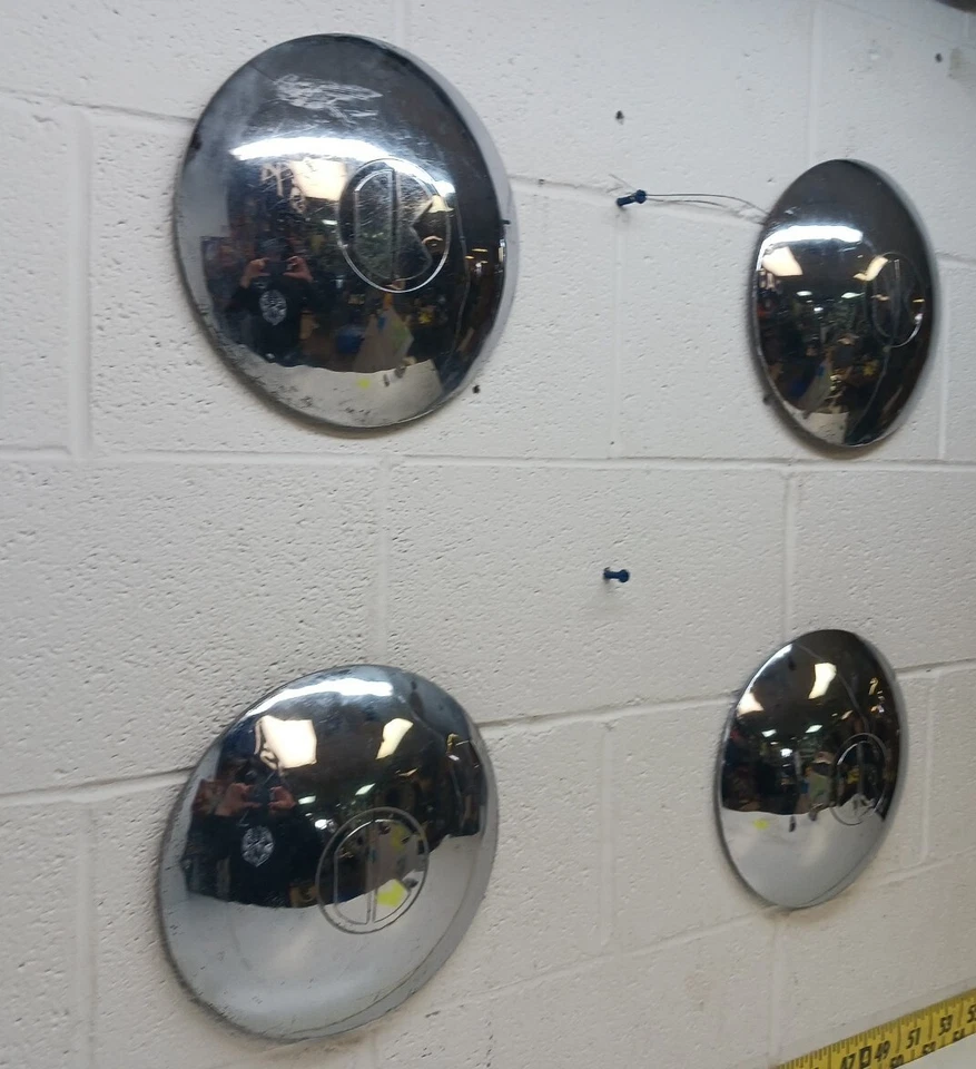 Juego de 4 tapacubos de plato para perros de 10" Kaiser 1949 (SR252) usados OEM Foto 2 de 4