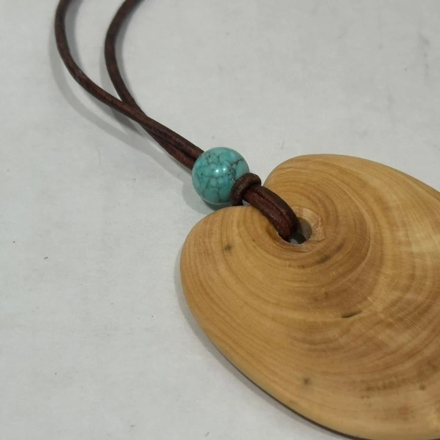 Collar colgante de madera en forma de corazón con cuentas de turquesa y cordón de cuero Foto 2 de 4