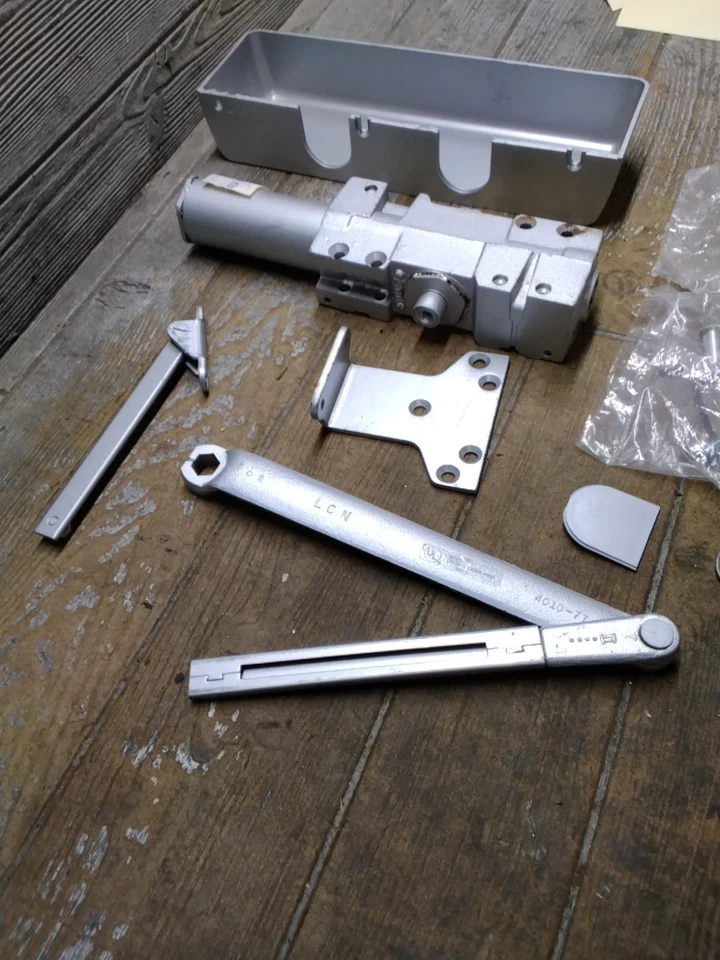 Cierre de puertas comercial LCN Super Smoothie 4040XP acabado de aluminio súper smoothies Foto 4 de 4