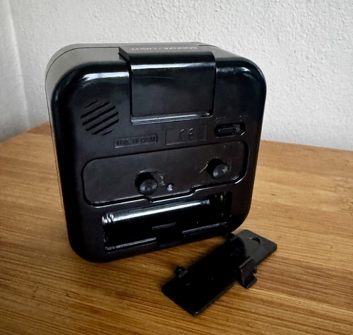 Pluteck Alarm Clock Analog Quiet-No Ticking Nightlight & Snooze Button Batteries - Picture 9 of 14
