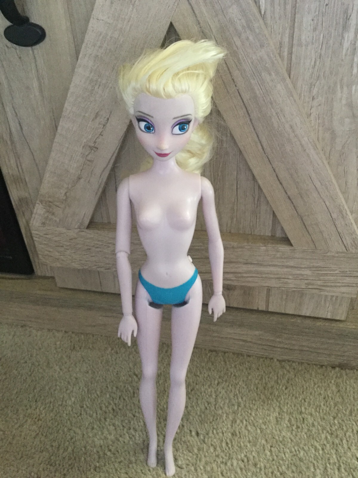 2013 Disney Store Frozen Princess Elsa Barbie Doll Articulated Arms & Wrists