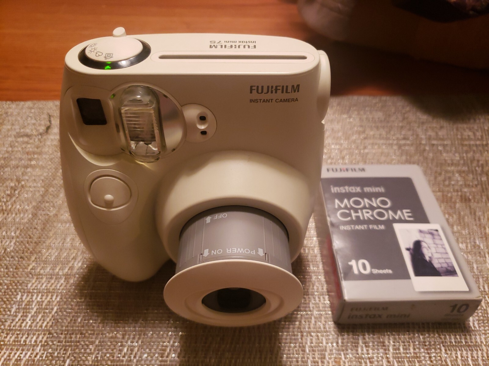 Fujifilm Instax Mini 7S Instant Camera White with Free Mono Film Pack-image