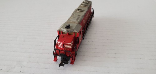 N SCALE RED LOCOMOTIVE BURLINGTON ROUTE 989 RUNS & LIGHTS MADE IN YUGOSLAVIA - Picture 5 of 8