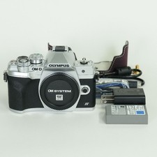 Olympus OM-D Mirrorless Camera 20.3MP 4,450 Shutters Body Case Included
