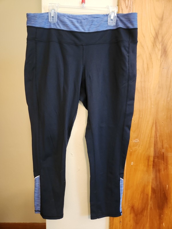 Women's GSX size L navy 3/4 length navy leggings with zipper back pocket