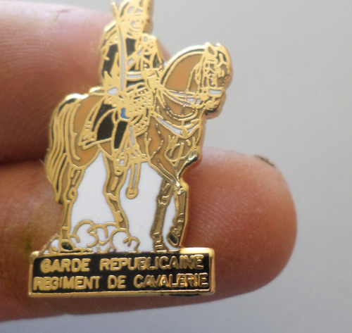 PIN S MILITAIRE armee GARDE REPUBLICAINE REGIMENT DE CAVALERIE cheval