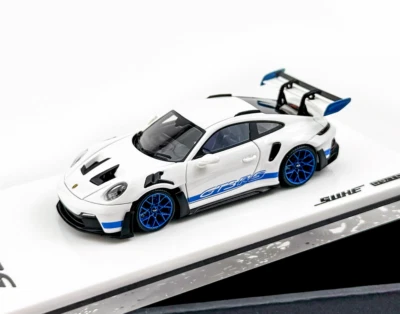 1/64 FuelMe ポルシェ　992 GT3 RS white blue Porsche 911 992 GT3 RS White with Blue Wheels & Figurine 1