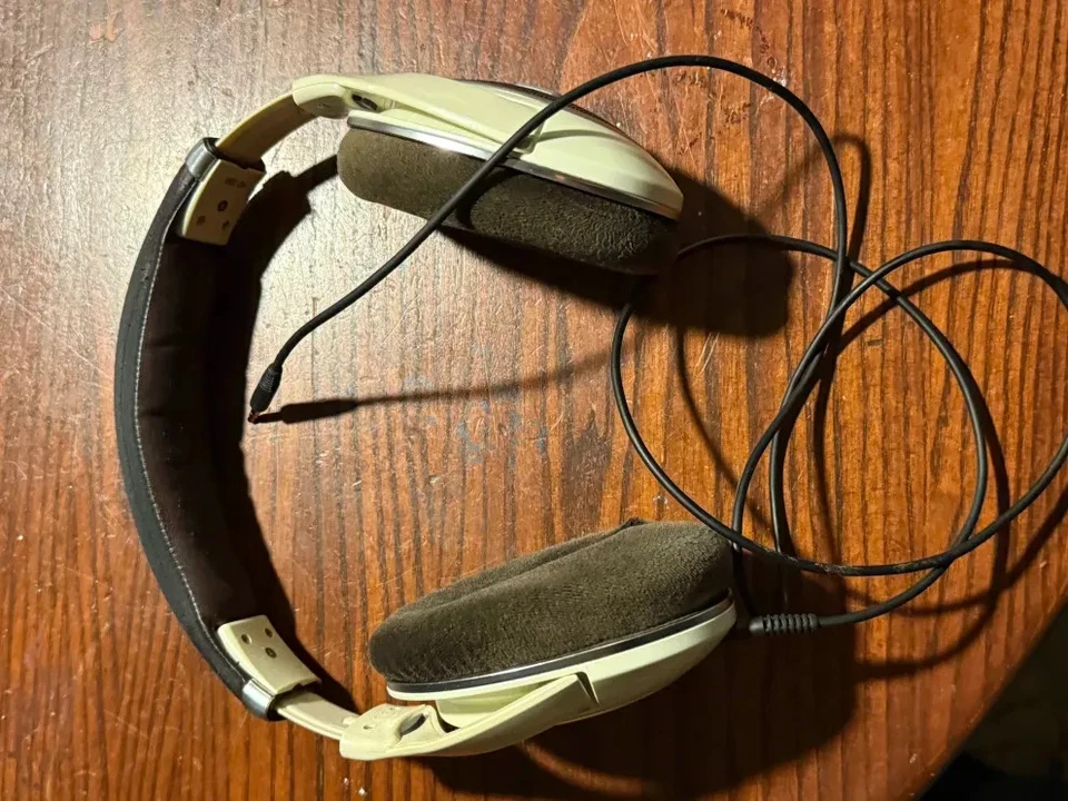 Наушники-вкладыши Sennheiser HD 598 — коричневые - Изображение 2 из 4