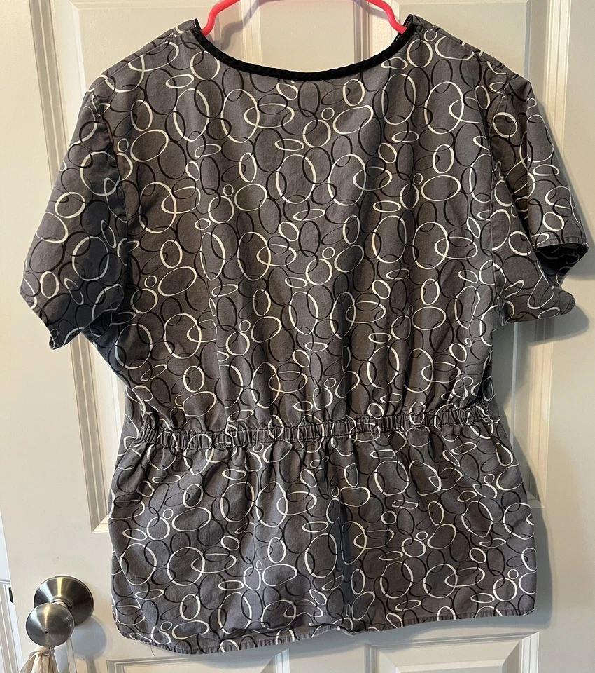 DICKIES WOMENS SIZE LARGE SCRUB. ELASTIC BACK. CIRCULAR PATTERN. - Image 2 of 4