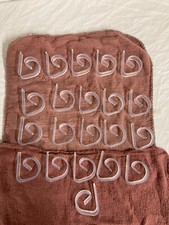 Zestaw 21 przezroczystych plastikowych obrusów piknikowych trzyma puchy