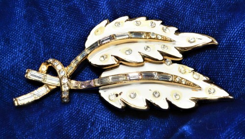 1953 Signed CORO Pat 169,6115 White Enamel Rhinestones LEAVES Shape Pin Brooch - 第 2/3 張圖片