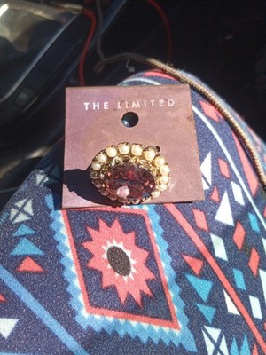 Der limitierte Statement Ring mit Edelstein und Perlenakzenten